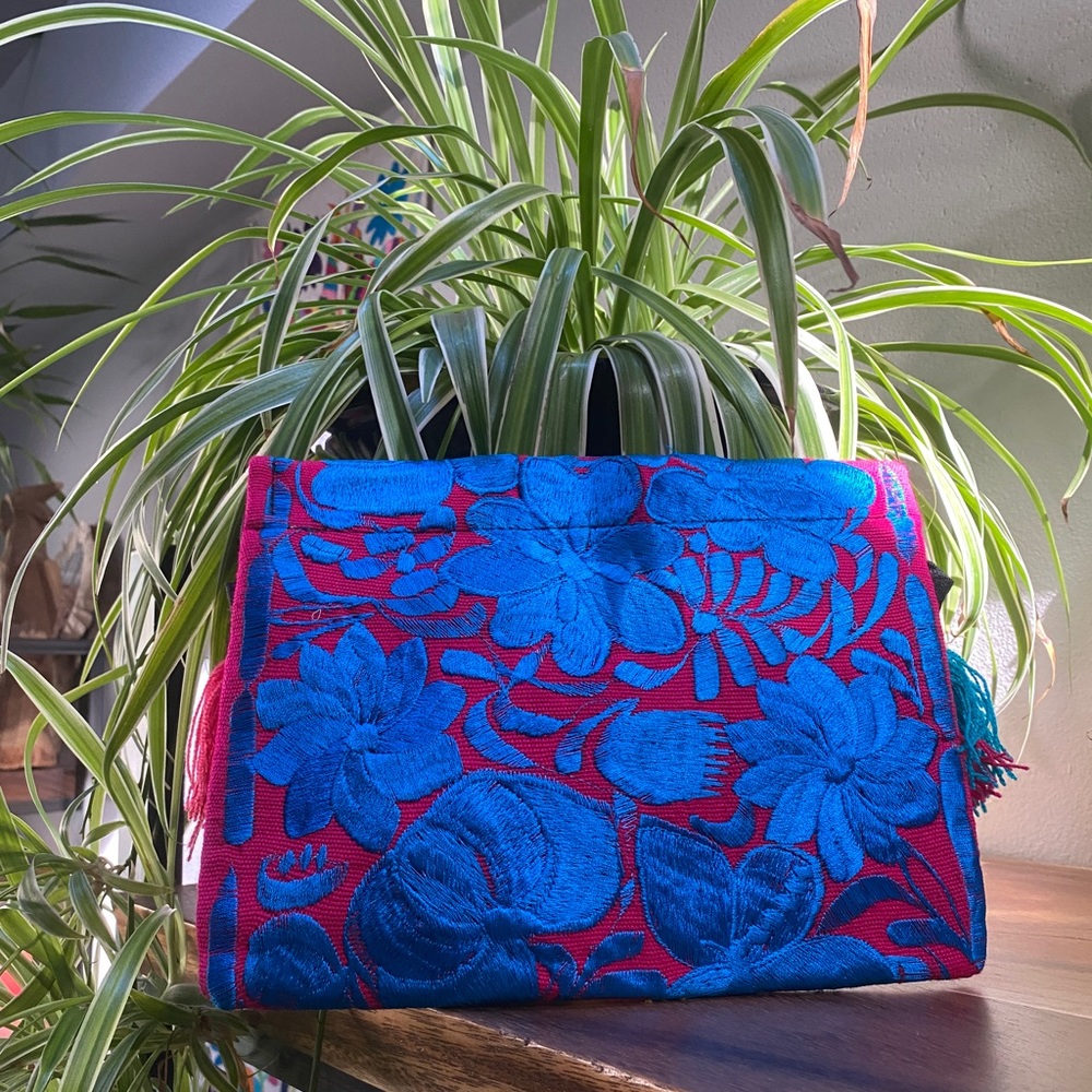 Tassled envelope clutch with zippered closure - Picture 4 of 11